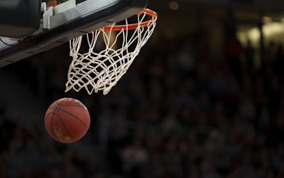 NBA篮球明星在2026赛季比赛中的激烈对抗画面